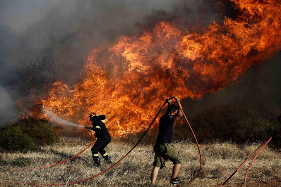 Στις αυλές των σπιτιών η πυρκαγιά στην Ανάβυσσο Αττικής